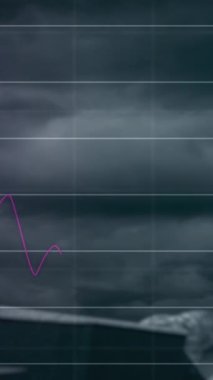 Bozuk para sembolleri ve kara bulutlar üzerinde veri işleme animasyonu. Küresel iş ve dijital arayüz kavramı dijital olarak oluşturulmuş video.