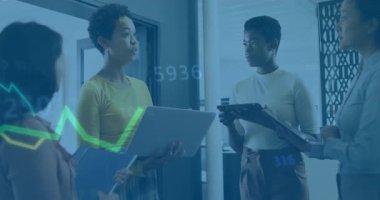 Hoparlör, veri üzerinden iş toplantılarında dizüstü bilgisayarın animasyon çizelgesini açıyor. İşbirliği, şirket, analiz, sunum, profesyonel, yenilik, takım çalışması