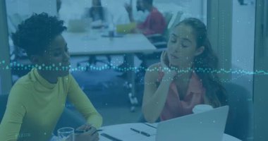 Diz üstü bilgisayarda iş analizini başlatan iki kadın dalga formu kaplamalı grafikleri gösteriyor. İşbirliği, takım çalışması, profesyonel, modern, analiz, iletişim, veri