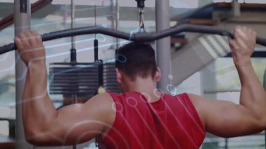 Çıtayı aşağı çeken ve yarı şeffaf analiz ile güç çalışması için aşağı çeken bir adam. Güç, fitness, egzersiz, eğitim, dijital, performans, teknoloji