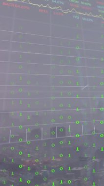 İkili kodlama ve borsa veri işleme animasyonları şehir manzarasının havadan görüntüsüne karşı. Küresel ekonomi ve iş teknolojisi kavramı