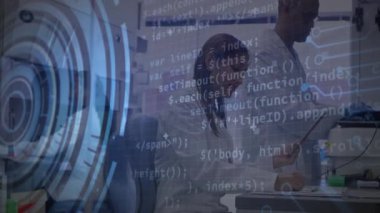 Hint bilim kadını kadın bilim adamı, laboratuvar veri analizi için ara yüz animasyon kodunu yuvarlarken tableti tıklatıyor. Bilim insanları, laboratuvar, teknoloji, yenilik, veri, işbirliği, araştırma