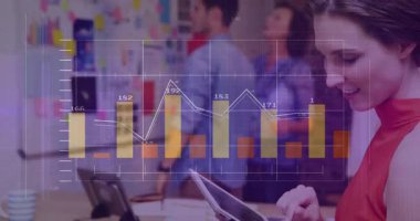 Çizelge iş toplantısının üzerine düşüyor, kırmızı elbiseli kadın tableti inceliyor, adam notlar yazıyor. İşbirliği, takım çalışması, beyin fırtınası, veri analizi, yenilik, modern ofis, yaratıcı iş akışı