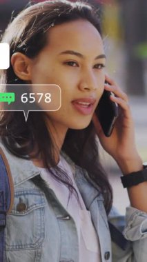 Akıllı telefondaki gülümseyen Asyalı kadın hakkında birden fazla uyarı çubuğu. Dijital bileşim, çoklu pozlama, iş, sosyal medya anımsatıcı ve teknoloji kavramı.