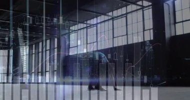 Stajyer, spor salonunda geğirme döngüsüne başlıyor. Barfiks çizelgeleriyle çömelmiş tahta atlayışını gösteriyor. Fitness, egzersiz, eğitim, canlılık, dinamizm, şehir