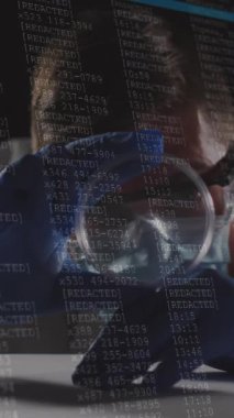 Bilim adamı, redakte edilmiş veri animasyonunun üzerine büyüteçle örnek inceliyor. Araştırma, analiz, laboratuvar, inceleme, teknoloji, soruşturma