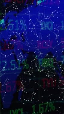 İnsanların fotoğraflarıyla bağlantılı dünya ağının animasyonu. Dijital arayüz teknolojisi ve ağ konsepti dijital olarak oluşturuldu.