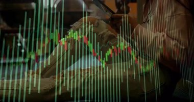 Akıllı telefonları dinleyen ve animasyon şamdanları döşeyen bir kadın. Finans, teknoloji, yatırım, ticaret, dijital, modern, gündelik