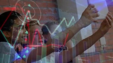 Öğrenciler tablette grup selfie 'si için poz veriyorlar ve öğrenmek için animasyon finans grafikleri keşfediyorlar. Çocuklar, teknoloji, eğitim, gündelik, merak, arkadaşlık, dijital