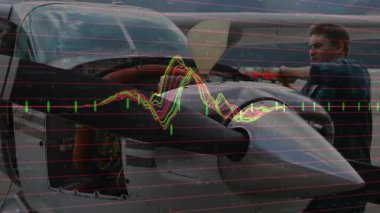 Pilot-tamirci kapağı açıyor ve asfaltta güvenlik için yakıt dolduruyor ve animasyon göstergesi artıyor. Havacılık, bakım, teknik, güvenlik, makine, açık hava, endüstriyel