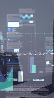 Masadaki masaüstü bilgisayarı ve boş sandalye üzerinden bilgi arayüzü ve numaraların animasyonu. Dijital bileşik, çoklu pozlama, rapor, iş, ilerleme, ofis, veritabanı ve teknoloji kavramı.