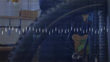 Bisiklet tamircisi uygun ayarı takip ederken ingiliz anahtarına uzanıyor ve freni ayarlıyor. Tamirci, atölye, enstrüman, endüstriyel, araçlar, hassasiyet, zanaat