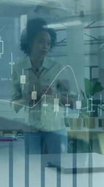 Finansal veriler modern ofisteki iş toplantısı üzerine animasyon çizelgesi hazırlıyor. Finans, analitik, şirket, teknoloji, takım çalışması, strateji