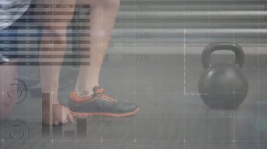 Erkek atlet mindere basıyor ve kettlebell 'i kavrayıp kaldırma hareketini hazırlarken çömeliyor. Kuvvet, fitness, egzersiz, eğitim, direniş, kararlılık, egzersiz