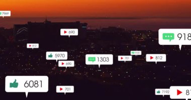 Alacakaranlık siluetinde yüzen sosyal sayaçları gösteren sahne açılıyor. Kentsel, dijital, canlı, dinamik, fütüristik, teknoloji, bağlantı