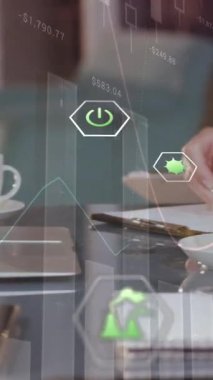 Ofisteki çeşitli iş adamları üzerinde ekolojik ikonlar ve veri işleme animasyonları. Küresel iş, bilgisayar, dijital arayüz ve veri işleme kavramı dijital olarak oluşturuldu.