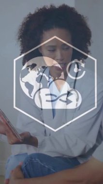 Animasyon simgeleriyle çevrili hastalarla dijital verileri tartışan sağlık uzmanı. Doktor, danışma, teknoloji, tele sağlık, yenilik, iletişim