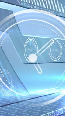 Gri arkaplandaki dünya haritasıyla dijital arayüz üzerinde hareket eden saatin animasyonu. Küresel teknoloji, hesaplama, bağlantılar ve dijital arayüz konsepti dijital olarak oluşturulmuş video.