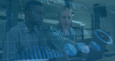 Dişi meslektaşım bilgisayarını açıyor. Dosyaları erkek meslektaşı olarak gösteriyor. İş görüşlerine dikkat çekiyor. İşbirliği, analitik, dijital, profesyonel, veri görselleştirme, takım çalışması, modern