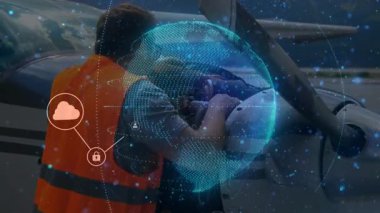 Yer ekibi teknisyeni uçak motorunu inceliyor, veri güvenliği için bulut simgesini etkinleştiriyor. Havacılık, siber güvenlik, bağlantı, bakım, teknoloji, yenilik, sanayi