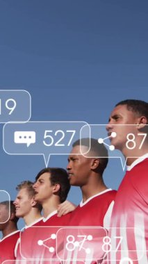 Çeşitli ragbi oyuncuları üzerinde simge ve veri işleme animasyonları. Küresel spor, rekabet, bağlantılar, hesaplama ve veri işleme kavramı dijital olarak oluşturulmuş video.