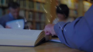 Araştırma ortakları, eğitim metnini not ederken ikili kaplama başlatan bir kitap sayfası çeviriyorlar. Edebiyat, işbirliği, bilgi, eğitim, dijital, bilgi, akademik