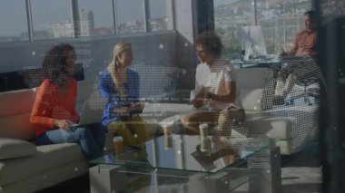 Ekip basılı belgeleri geçiyor ve iş salonundaki proje kararlarını onaylayan tabletleri aşırıyor. İşbirliği, takım çalışması, yenilik, modern, profesyonel, tartışma, beyin fırtınası