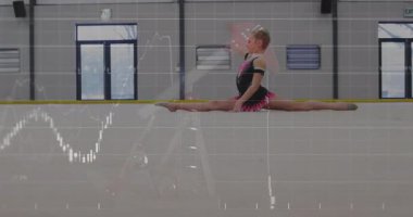 Sınırlı paspasa basan kız hareketli ölçümleri etkinleştiriyor sporda bölünmüş esnekliği takip ediyor. Fitness, esneklik, gençlik, jimnastik, atletizm, eğitim, performans