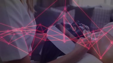 Cilt terapisti, fırçayı morumsu kaplamanın altına batırarak müşterinin yüzüne maske takıyor. Güzellik, sağlık, yüz bakımı, rahatlama, spa, cilt bakımı, kişisel bakım.