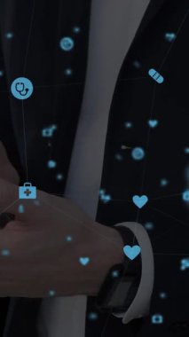 Akıllı telefon kullanan adamların üzerindeki simgelerle bağlantı ağının animasyonu. küresel bağlantılar, iş dünyası, dijital arayüz, teknoloji ve ağ konsepti dijital olarak oluşturulmuş video.