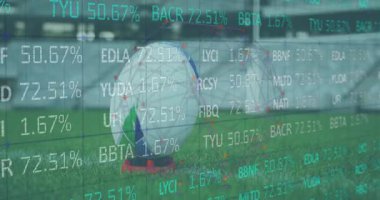 Veriler istatistikleri gösteren kodları ve değerleri güncellerken futbol topunu gösteren animasyonlar başlatıldığında. Spor, analitik, veri görselleştirme, performans, teknoloji, stadyum, açık hava