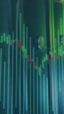 Teknoloji tesislerindeki sunucuların finansal veri tablosunu canlandırmak, eğilimleri göstermek. analitik, yenilik, görselleştirme, dijital, ağ