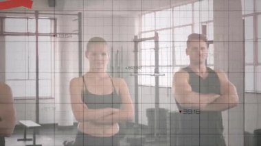 Dijital şebeke olarak katlanmış kolları tutan üç atletik antrenör, form değerlendirmesi yapan kırmızı çizelgeler. Koçluk, güç, performans, analitik, akıllı, kararlılık, motivasyon