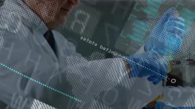 Bilim adamı, sarı pipet pipetini test tüplerine yerleştiriyor ve veriler kayboluyor. Araştırma, yenilik, kesinlik, analiz, teknoloji, deneysel, bilimsel