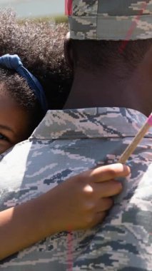 Amerikan bayrağı tutan asker ve kızın animasyonu. Vatanseverlik, ordu, bağımsızlık ve dijital olarak üretilen video konsepti.