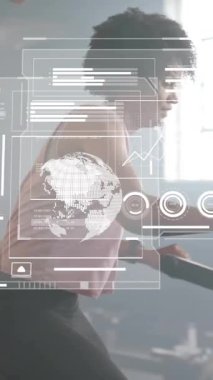 Spor salonunda eliptik bisikletler kullanan farklı insanların finansal veri işleme animasyonları. Küresel hesaplama, finans, spor, iletişim ve dijital arayüz kavramı dijital olarak oluşturulmuş video.