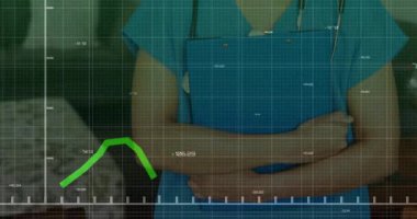 Kadın klinisyen kolları çapraz olmayan yeşil çizelgede salındıktan sonra hastanın hayati organlarını gösteriyor. Tıbbi, teknoloji, modern, profesyonel, tanı, dijital, klinik