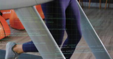 Mor tozluklarla koşu bandına çıkan bir kadın spor salonunda koşuya katılıyor. Atletik, zindelik, sağlık, kardiyo, egzersiz, aktif giysi, canlı