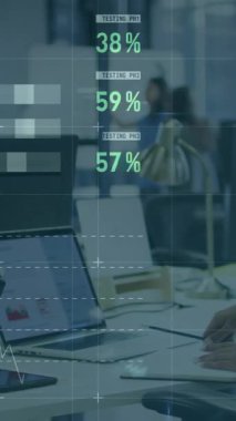 Ofiste dizüstü bilgisayar kullanan bir kadın hakkında istatistiksel veri işleme animasyonu. Bilgisayar arayüzü ve iş veri teknolojisi kavramı