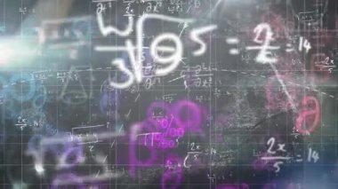 Şebekede parlayan mavi ışık, sürüklenen matematik formülleri ve çizelgede dönen rakamlar. Soyut, geleceksel, veri görselleştirme, geometrik, dijital, analiz, teknoloji