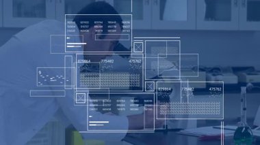 Laboratuar bilimadamı mikroskoba slayt yerleştirerek veri panelleri ve grafikleri canlandırıyor. Araştırma, yenilik, keşif, teknoloji, analiz, görselleştirme, kesinlik