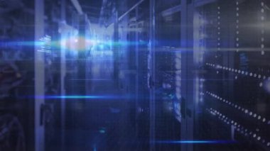 Mercek patlamaları taramayı başlatıyor, sunucu rafları ışık yayıyor ve görselleştirme akışını engelliyor. Teknoloji, siber güvenlik, veri görselleştirme, dijital altyapı, ağ, analitik, fütürist