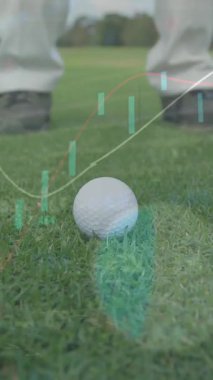 Golf sahasındaki erkek golfçü üzerinden veri işleme animasyonu. Küresel spor, rekabet, bilgisayar ve veri işleme kavramı dijital olarak oluşturulmuş video.