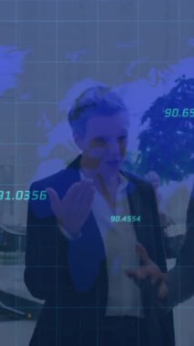 Çeşitli iş adamlarının konuşmaları üzerine veri işleme animasyonu. küresel iş, finans, bağlantılar ve dijital arayüz konsepti dijital olarak oluşturulmuş video.