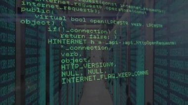 Sunucu koridoru yeşil kod örtüsünün solup mantıksal akış için fonksiyonlarda kaydığını gösteriyor. Teknoloji, siber güvenlik, veri mimarisi, dijital altyapı, programlama, kodlama, yazılım geliştirme