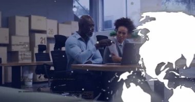 Laptop ekranına doğru hareket eden meslektaşlar lojistik erişimi gösteren dönen dünyayı başlatıyorlar. İşbirliği, takım çalışması, yenilik, planlama, dijital, kurumsal, modern