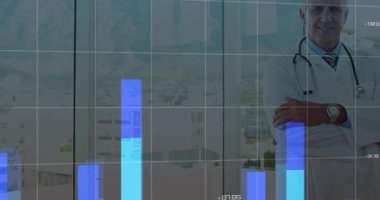 Doktor ayakta duruyor, parmaklıklar yükseliyor, düğümler dünya haritasını oluşturuyor, sağlık verilerini görselleştiriyor. Analizler, profesyonellik, teknoloji, sağlık, kentsel, yenilik, ön panel