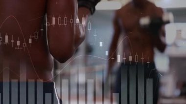 Üstsüz sporcu biseps kıvırmaya başlıyor yarı şeffaf finans şemasını temsilcilerle senkronize ediyor. Güç, egzersiz, kararlılık, fitness, erkeklik, motivasyon, egzersiz