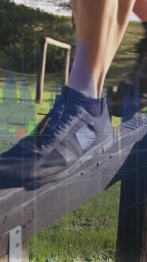 Kirişin üzerinde dengede duran, arka planda finansal grafik animasyonu olan kişi. Finans, denge, konsept, yatırım, analitik, strateji