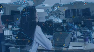 Teknik ofiste dizüstü bilgisayarda yazan teknisyen, haritada kaybolma ve veri akışını taklit eden simgeler. İşbirliği, teknoloji, dijital, küresel, veri, iletişim, yenilik